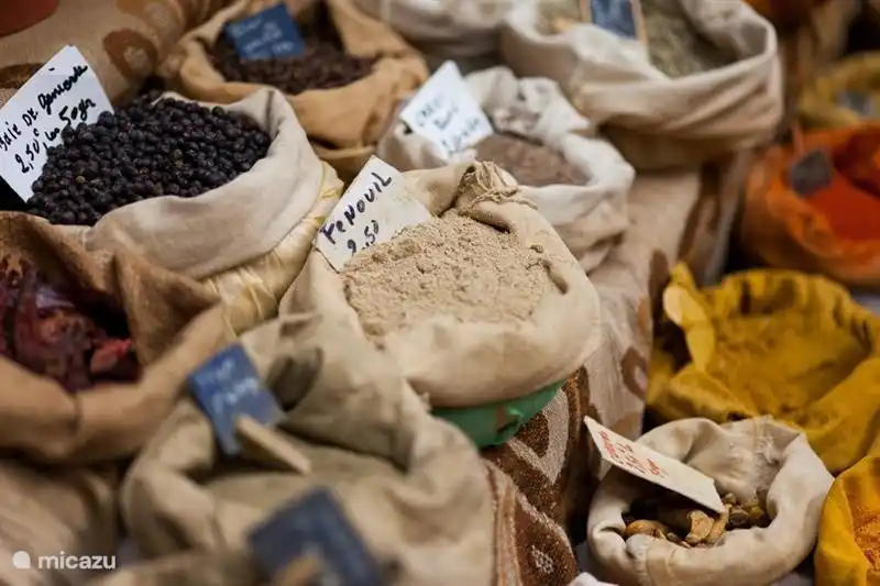 Gewürze auf dem Markt in Goudargues