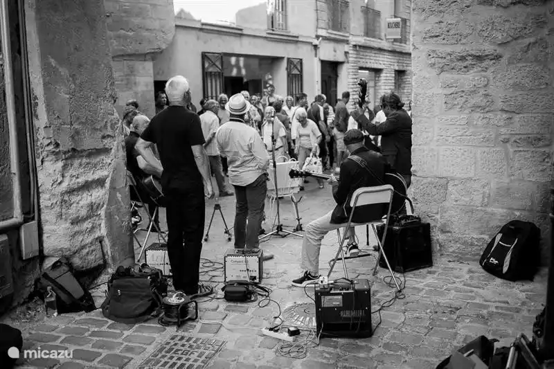 In Uzès herrscht Heiterkeit dank der Bands die dort auftreten