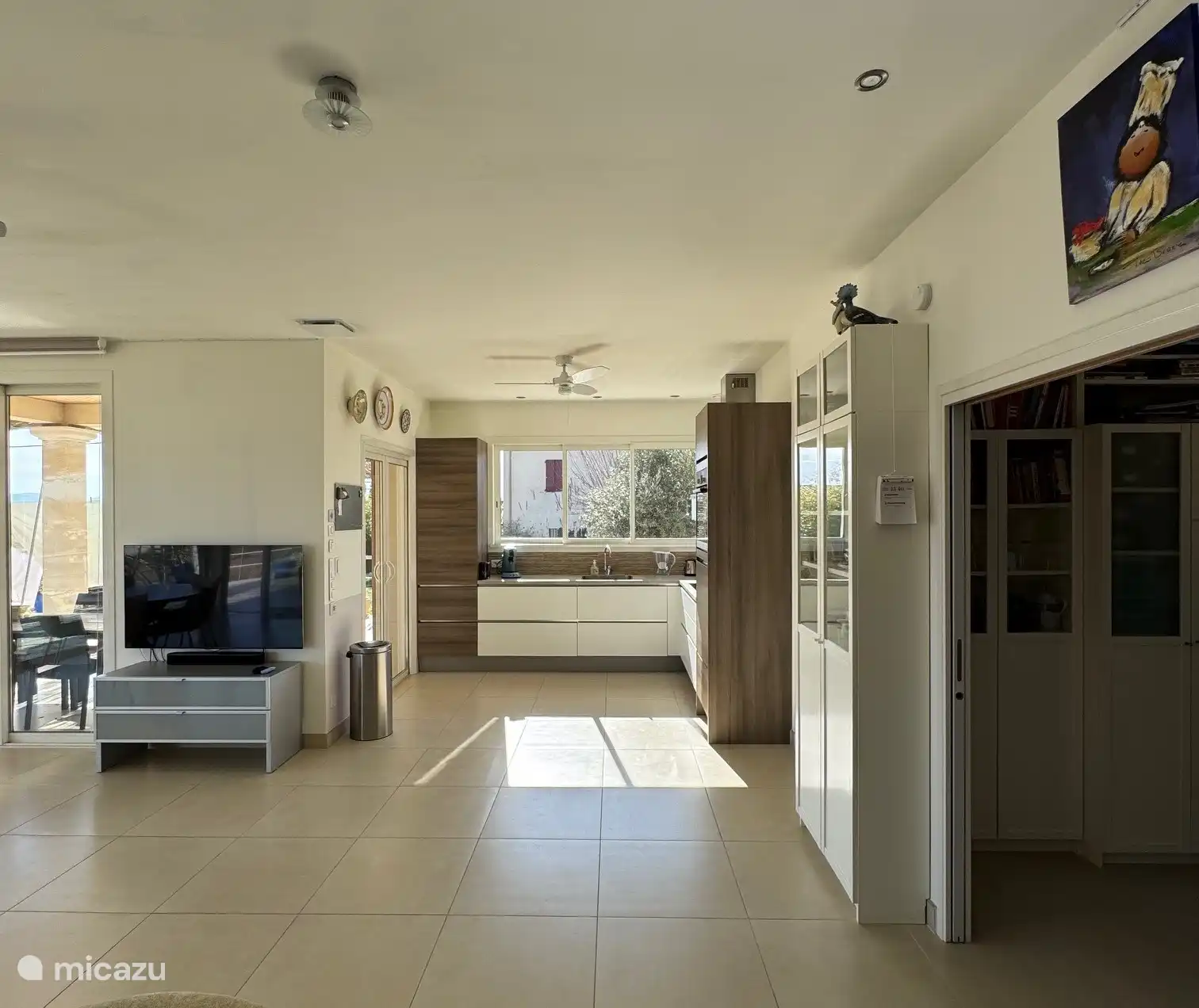 Angrenzend an das Wohnzimmer befindet sich eine schöne und praktische offene Küche.