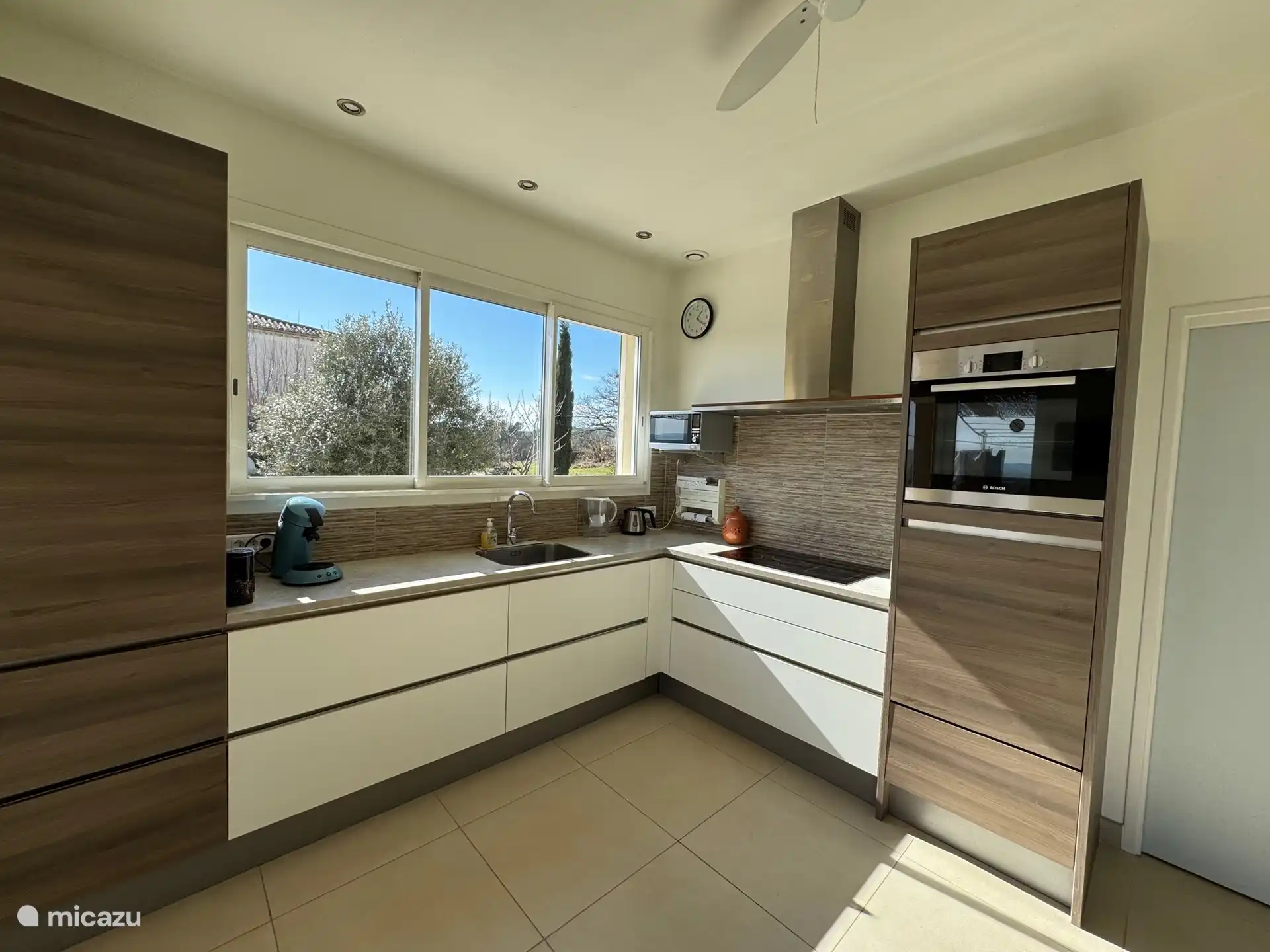 Viel Spaß in der modernen Küche, in der Sie alles nach Ihrem Geschmack finden