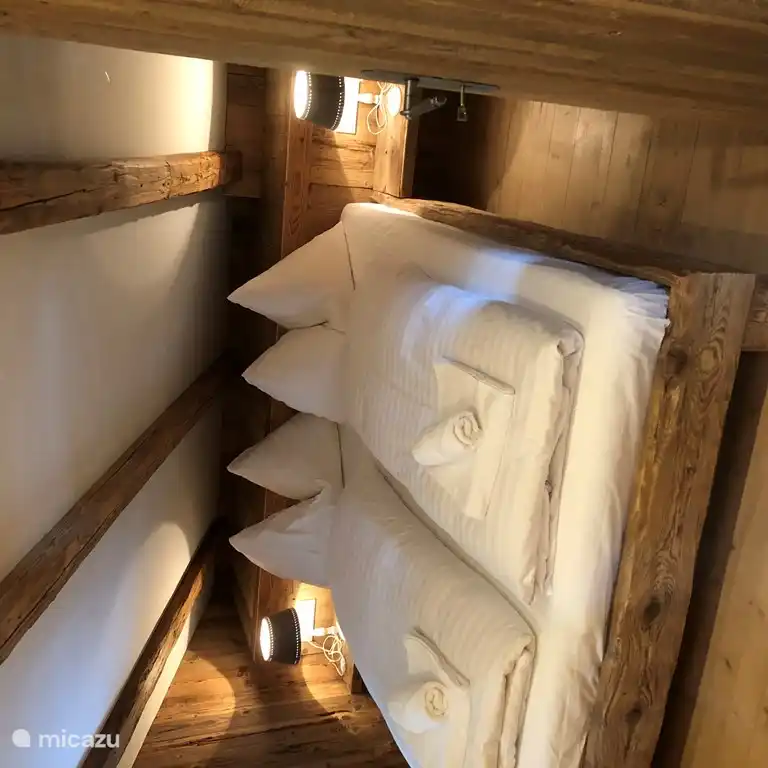 Op de galerie is de sfeervolle 4e slaapkamer met 2-persoons bed. De kamer is uitgevoerd met veel Altholz en daardoor de gezelligste slaapkamer van het huis. De kamer heeft drie ramen en een inloopkast.