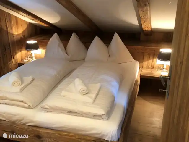 Location de Vacances Autriche, Salzburgerland, Hinterglemm, chalet - Chalet avec sauna à Hinterglemm La jolie 4ème chambre avec un lit double est située dans la galerie. La chambre est équipée de nombreux Altholz et donc la chambre la plus confortable de la maison. La chambre a trois fenêtres et un dressing.