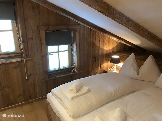 De 4e slaapkamer is aanzienlijk vergroot en ook buitengewoon sfeervol met Altholz en ramen aan de achterkant én naar de woonkamer.Der 4. Schlafzimmer ist 