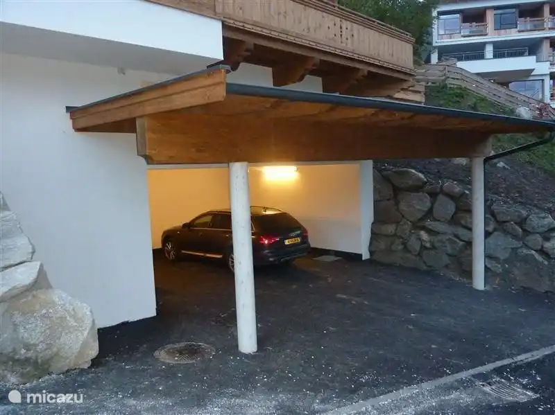 U parkeert uw auto direct onder het huis en die heeft u tijdens uw verblijf ook niet meer nodig.
Er is ruimte voor 3 auto's