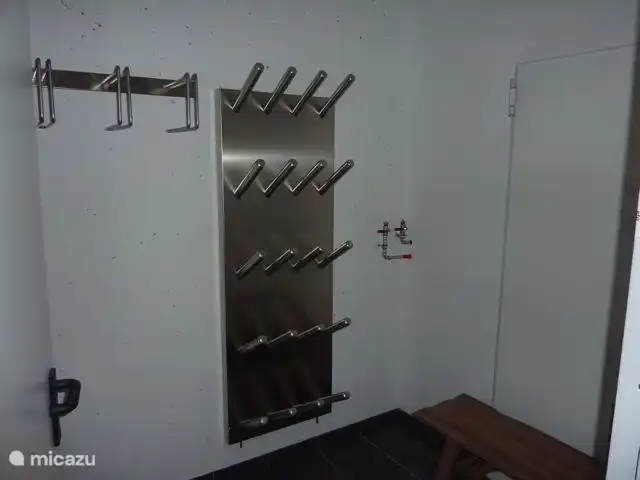 Bij binnenkomst de skiruimte met verwarmde skischoen houder voor 10 paar schoenen!