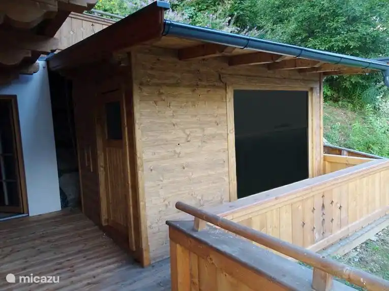 U heeft op de eerste verdieping ook de beschikking over een buitensauna. Heerlijk relaxen na het skiën met zicht over het gehele dal! 