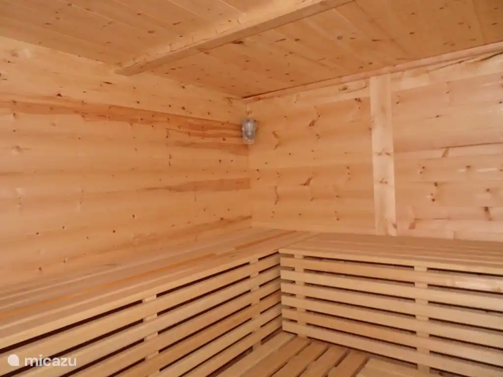 Een ruime buitensauna voor 4-5 personen met zicht op het dal