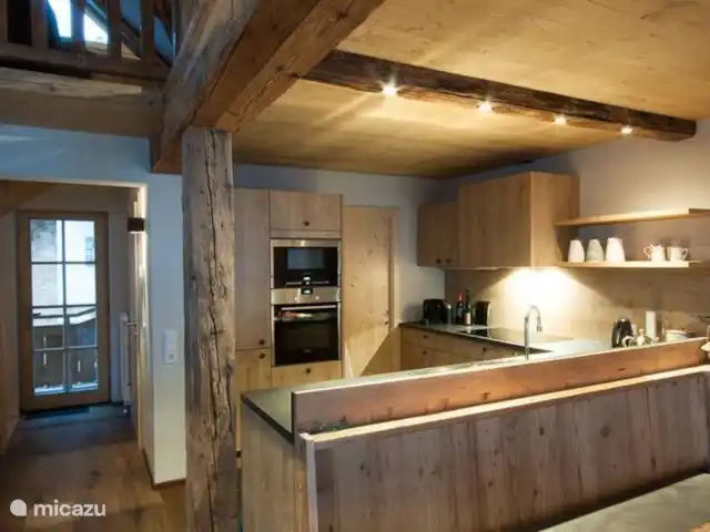 Location de Vacances Autriche, Salzburgerland, Hinterglemm, chalet - Chalet avec sauna à Hinterglemm La cuisine est luxueuse et équipée de tous les appareils et commodités ! Juste à côté de la salle à manger !