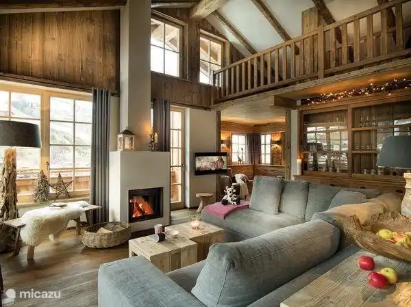 Vanuit de sfeervolle woonkamer een prachtig uitzicht over het dal en de skipisten.