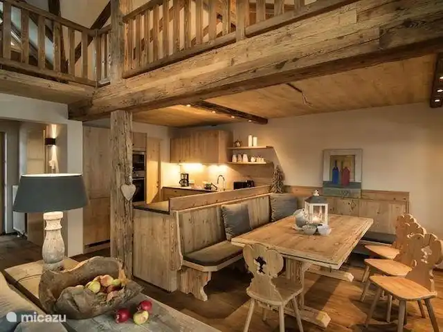 Location de Vacances Autriche, Salzburgerland, Hinterglemm, chalet - Chalet avec sauna à Hinterglemm La salle à manger confortable près de la cuisine offre de la place pour plus de 10 personnes.