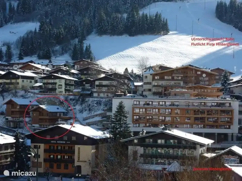 Het chalet is gelegen in het centrum van Hinterglemm op loopafstand van de skiliften en skischool. Zelfs de verlichte avondpiste is op loopafstand.
