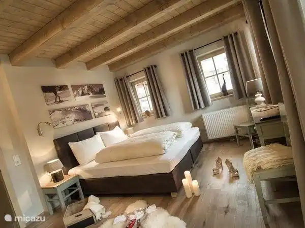 De master bedroom met direct zicht op de skihellingen en een deur naar het ruime balkon. Ruime kasten en direct toegang tot de grote badkamer.