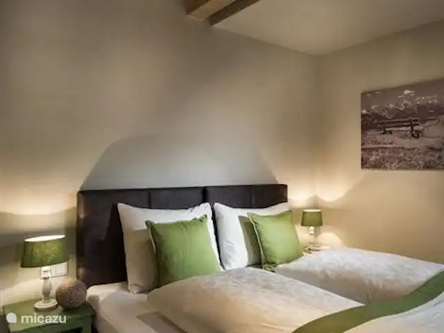Location de Vacances Autriche, Salzburgerland, Hinterglemm, chalet - Chalet avec sauna à Hinterglemm 2 grandes chambres avec lit double et accès direct au balcon. Une chambre a un accès direct à la 2ème salle de bain privée, la deuxième chambre utilise la 3ème salle de bain avec accès par le couloir.