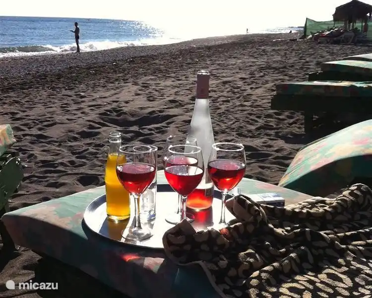 Ein 10-minütiger Spaziergang oder 1 Minute mit dem Auto, dann sind Sie in einem schönen Glas Rose am Strand zu sitzen ..