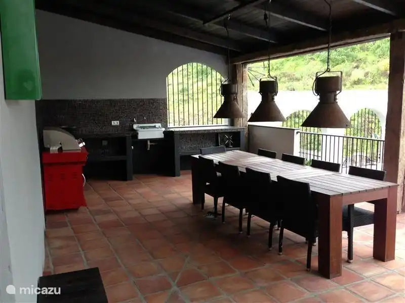 Die große Terrasse mit Außenküche und Grill boretti.