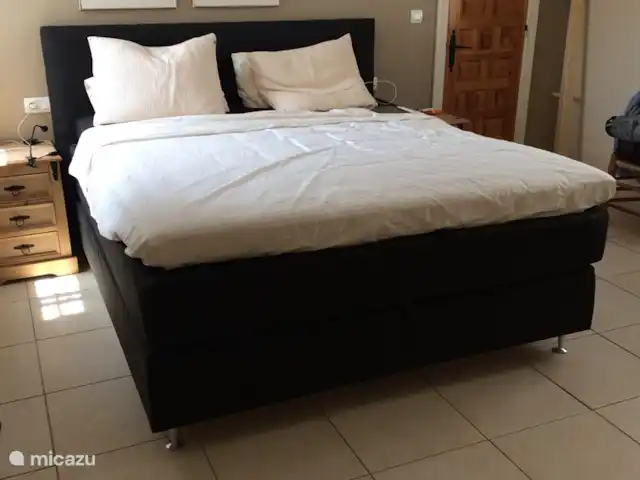 Villa Asturias | Espagne, Costa del Sol, Torrox-Costa - villa La plus grande chambre avec un lit king-size, un grand placard et un accès à la salle de bain.