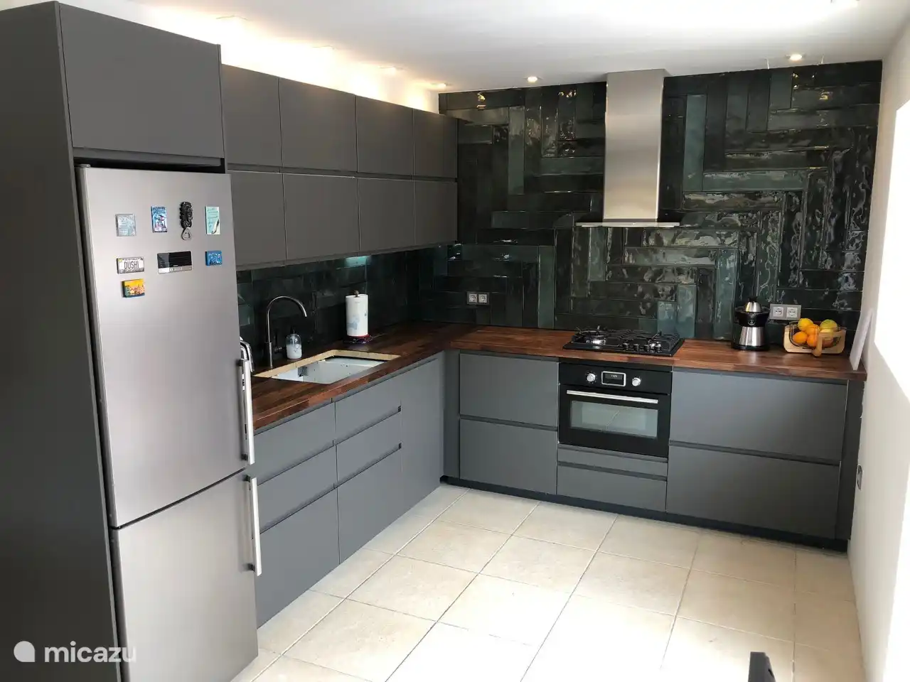 Küche mit Backofen, Mikrowelle, Geschirrspüler und Kühl / Gefrierkombination. und mit allem Nötigen ausgestattet.