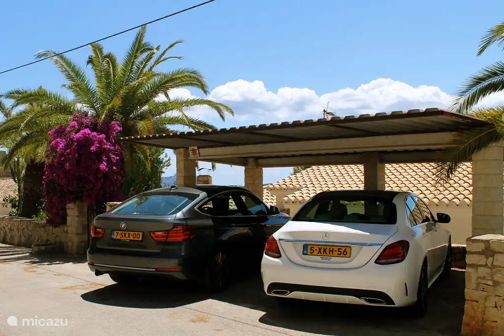 Entrée de la maison et abri d'auto avec espace pour 2 voitures situé sur une rue tranquille sans issue.