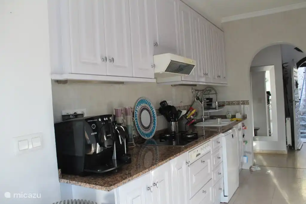 La cuisine moderne au dernier étage, entièrement équipée : lave-vaisselle, réfrigérateur avec compartiment congélateur, plaque de cuisson, combi four/micro-onde, Nespresso et une machine à café normale, robot ménager Bosch, etc.