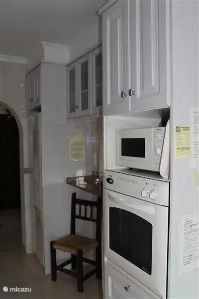 L'autre côté de la cuisine avec combi four/micro-onde.