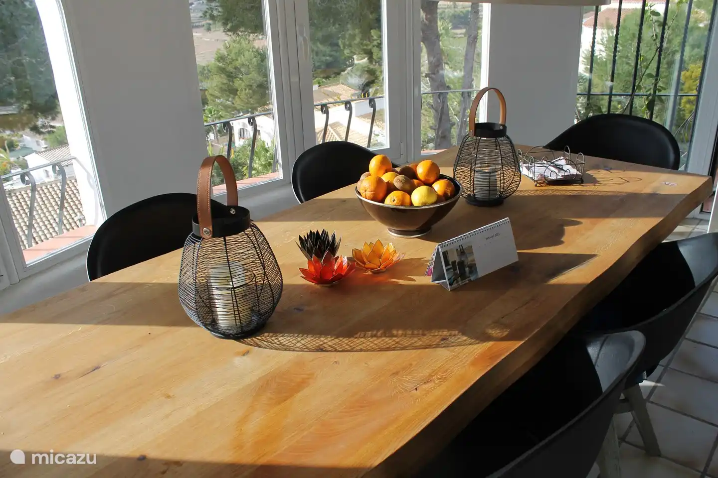 Salle à manger confortable avec belle vue panoramique sur la mer, située à l'étage supérieur.