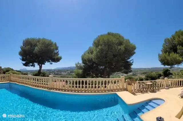 Piscine de la Casa Emily
Villa spacieuse de luxe pour 1-8 personnes avec beaucoup d'intimité dans l'urbanisation tranquille Alcazar (Moraira). Avec jardin magnifiquement paysagé au sud-ouest et vue mer/panoramique, y compris le rocher de Calpe. La villa est divisée en 2 espaces de vie
