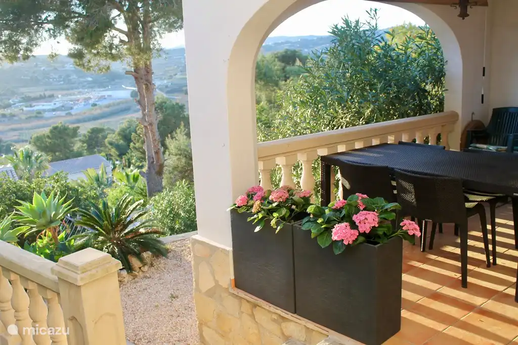 Vue depuis la cuisine extérieure.