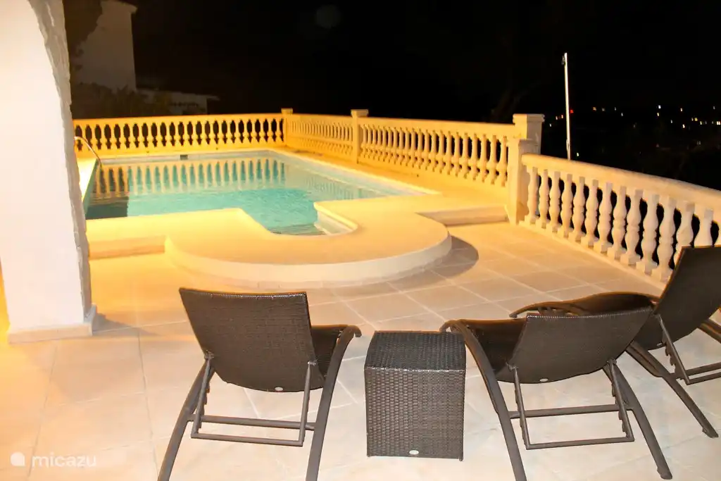 La belle terrasse au bord de la piscine. Peut être éclairé la nuit.