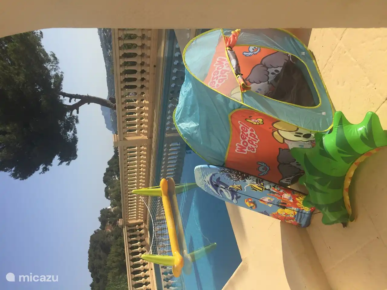 Jouets au bord de la piscine.