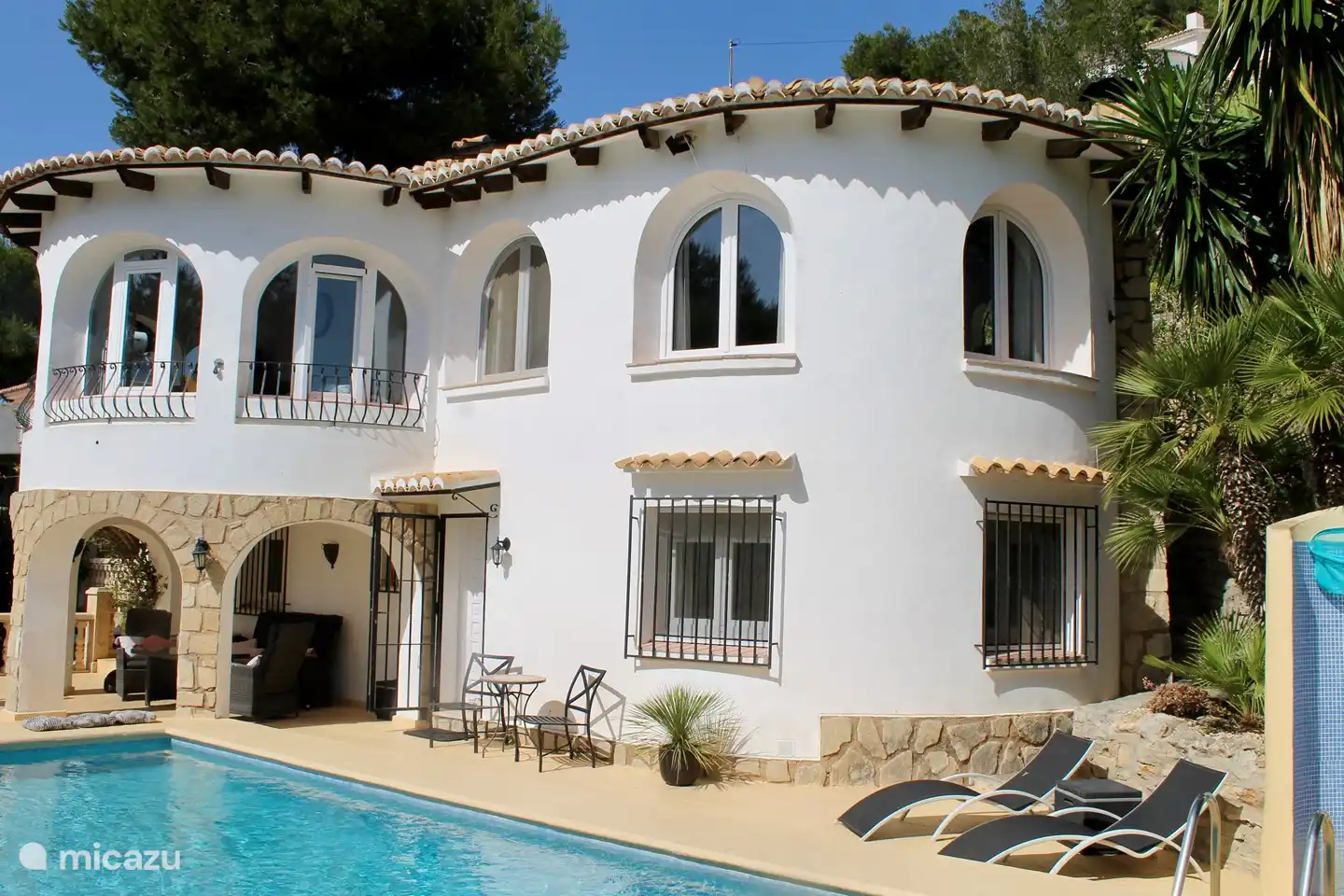 Casa Emily, Villa spacieuse de luxe pour 1-8 personnes avec beaucoup d'intimité dans l'urbanisation tranquille Alcazar (Moraira). Avec jardin magnifiquement paysagé au sud-ouest et vue mer/panoramique, y compris le rocher de Calpe. La villa est divisée en 2 espaces de vie