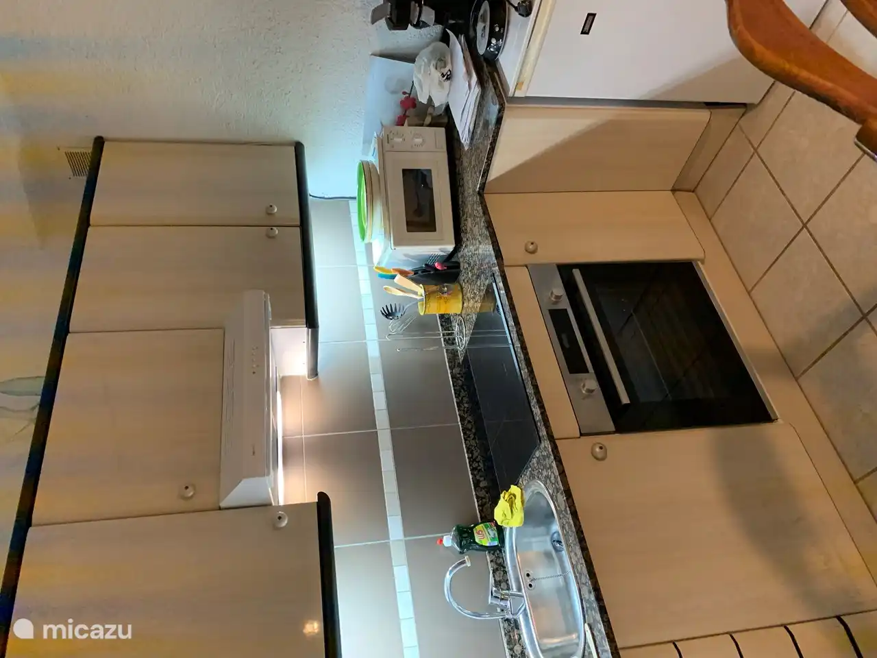 Cuisine au rez-de-chaussée, four et cuisinière à gaz neufs, hotte aspirante et carrelage neuf.