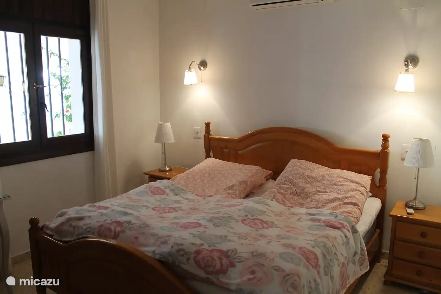 Chambre au rez-de-chaussée avec air conditionné et armoire intégrée et coiffeuse.