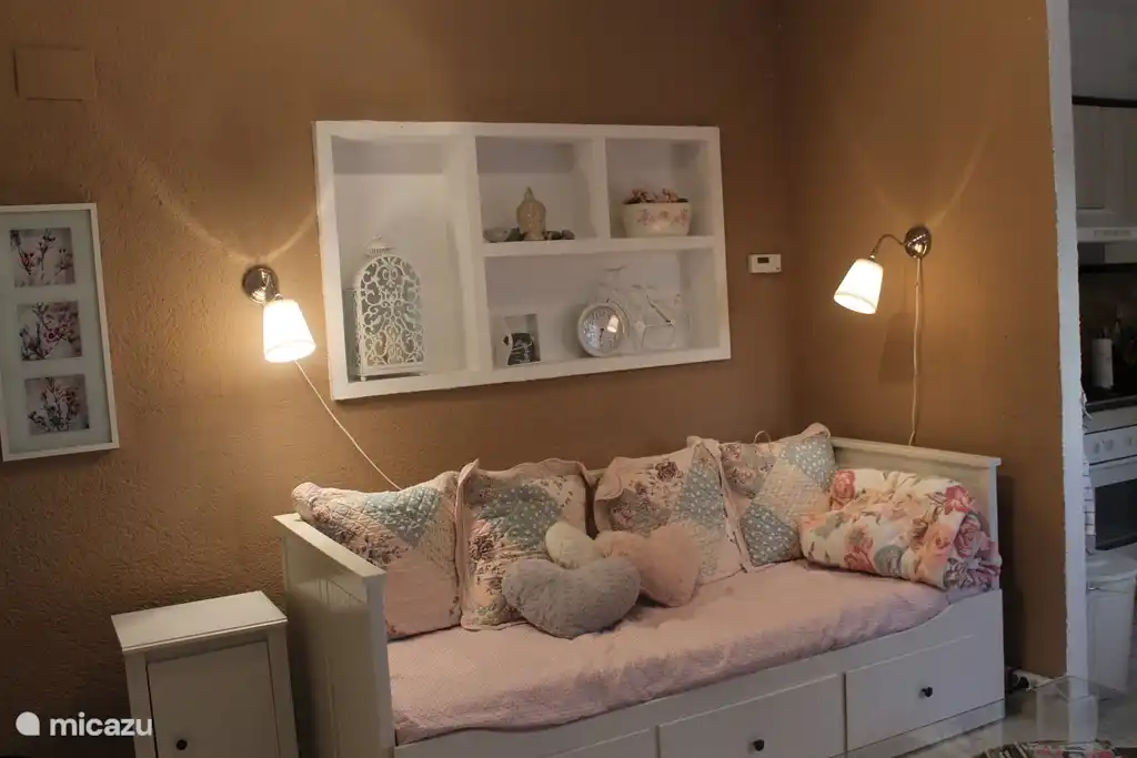Étage inférieur avec un nouveau canapé-lit confortable pour 2 personnes.
