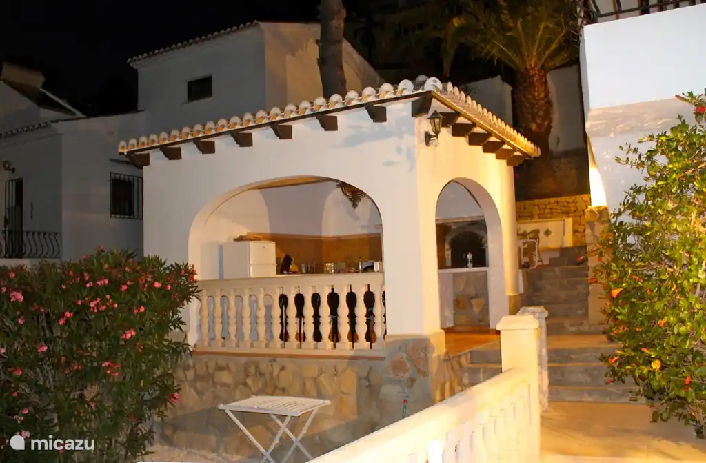 La cuisine extérieure avec coin salon, réfrigérateur, robinet, évier, barbecue et four à pizza !