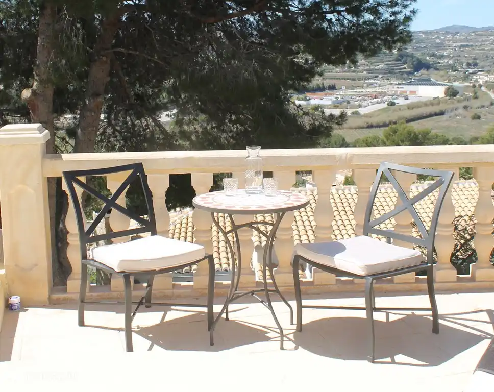 La jolie terrasse couverte au bord de la piscine !