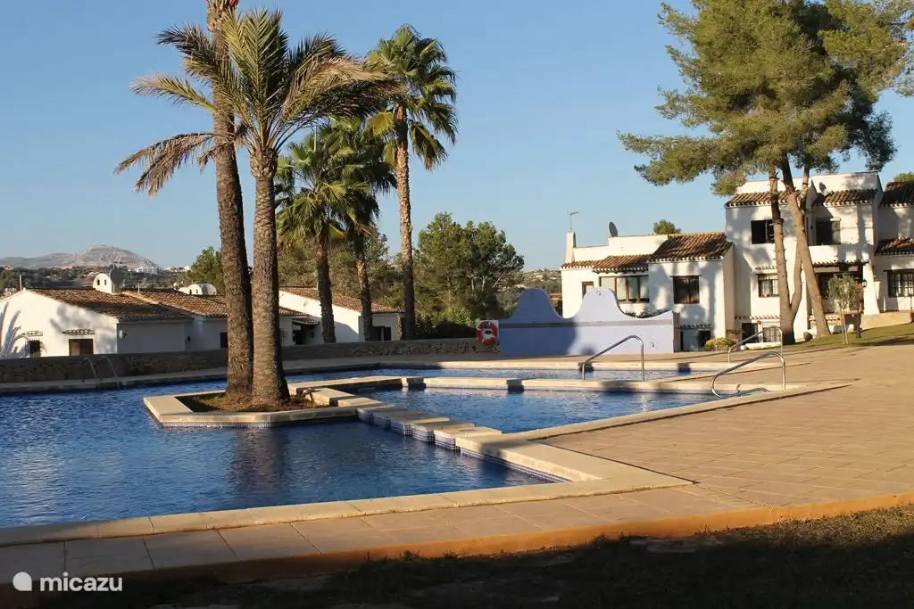 La piscine communale dans l'urbanisation El Alcazar à distance de marche de Casa Emily.