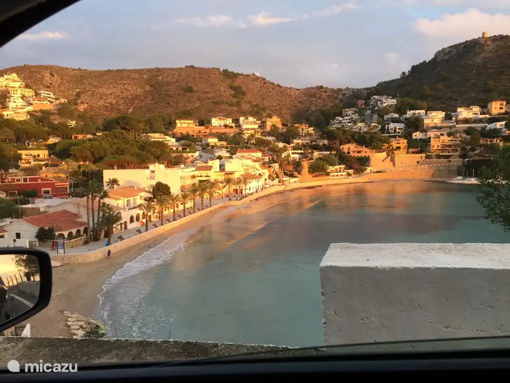 La belle plage d'El Portet, Moraira
Si vous vous réveillez tôt, je vous propose de commencer la journée par une belle balade entre le centre de Moraira et la plage d'El Portet. Commencez par le port de Moraira et marchez avec la mer sur votre droite jusqu'à C'est la plage d'El Portet.