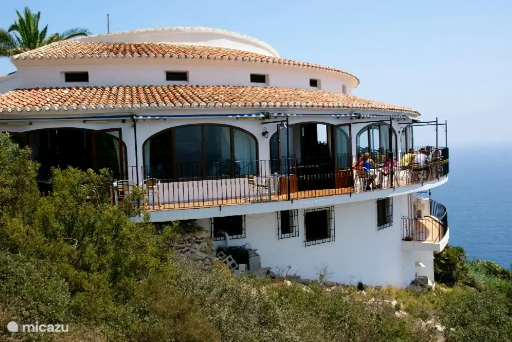 C'est un restaurant espagnol typique avec une vue fantastique ! Ils offrent la meilleure Paella que j'aie jamais goûtée ! C'est un restaurant haut de gamme qui vaut vraiment le détour. Surtout pour le déjeuner à cause de la belle vue.