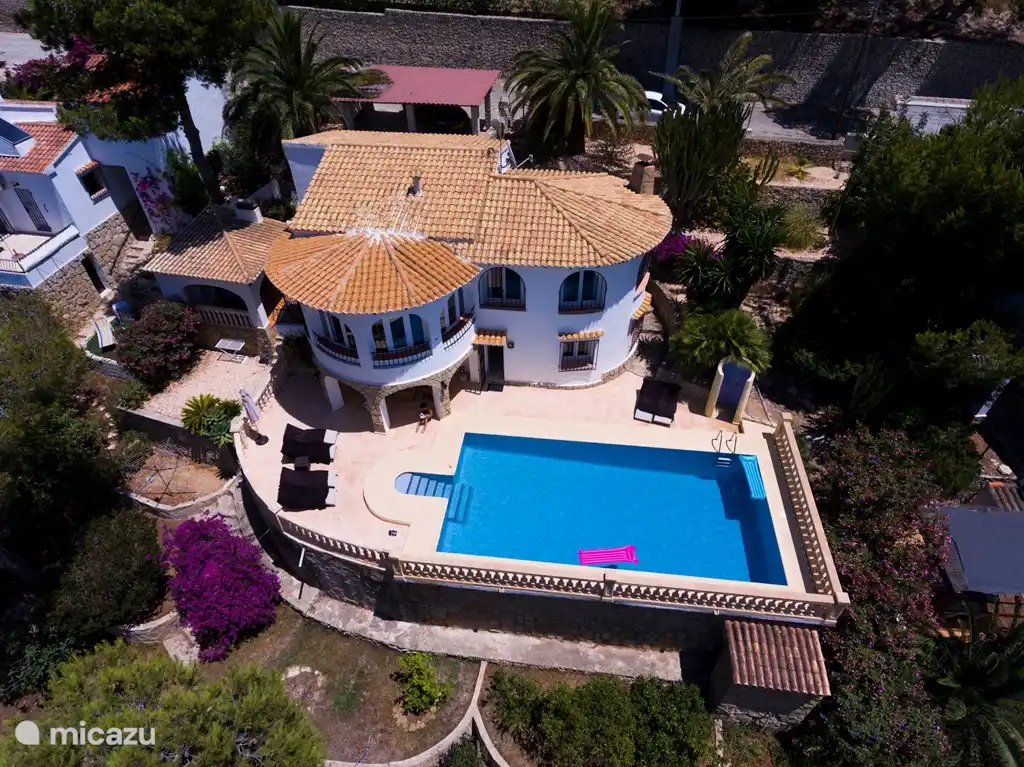 Casa Emily, Luxe ruime villa voor 1-8 personen met veel privacy in de rustige urbanisatie Alcazar (Moraira).Prive zwembad van 10x5 meter met diverse terrassen, mooi aangelegde tuin op het zuidwesten en zee/panoramisch zicht oa over de rots van Calpe en la mer.