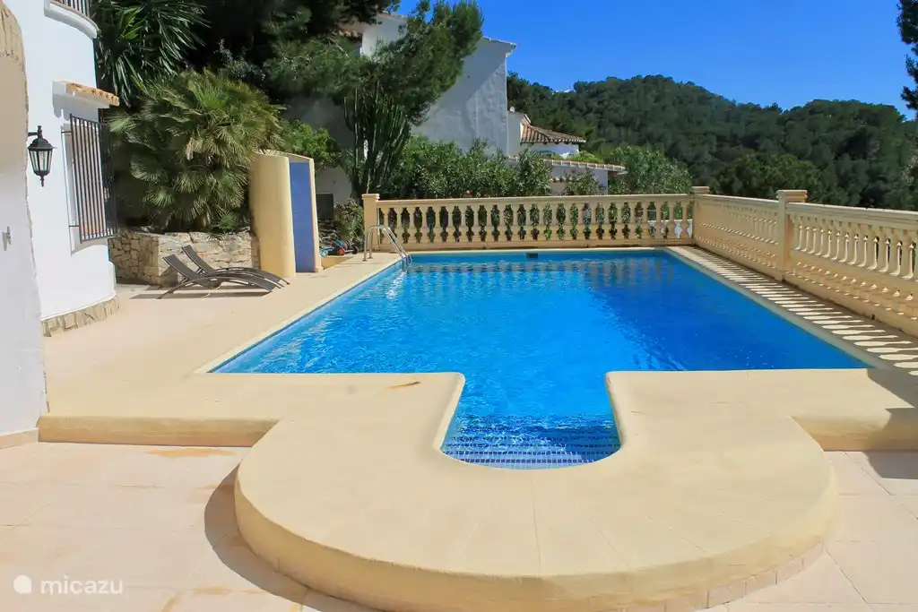 La piscine 10 x 5 m avec ce qu'on appelle des marches romaines pour un accès facile avec diverses terrasses ensoleillées.