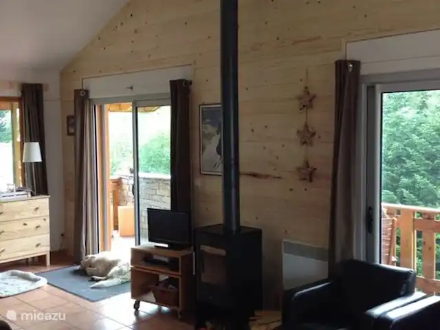 chalet huren in Frankrijk, Savoie, La Norma – Chalet Franse Alpen La Norma woonkamer met schuifdeuren naar balkon.