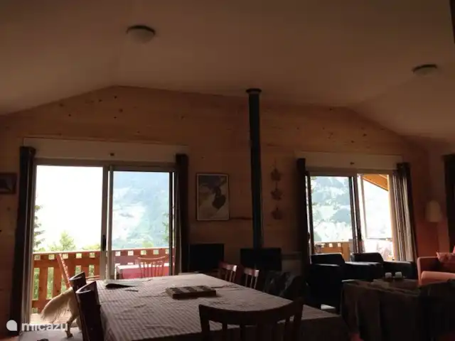chalet huren in Frankrijk, Savoie, La Norma – Chalet Franse Alpen La Norma Riante woonkamer voor 10 personen met in het midden de houtkachel
