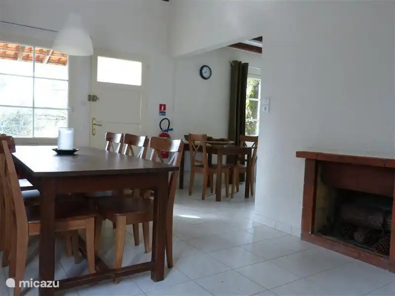 Wohnzimmer mit Kamin.