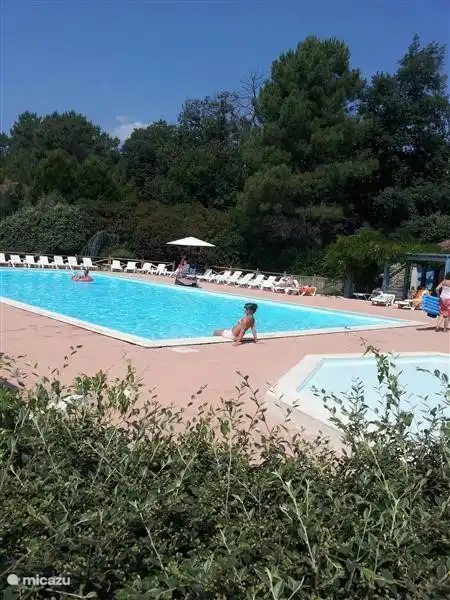 Bei etwa 300 m vom Haus entfernt befindet sich der Pool mit Liegestühlen. Es ist 5 cm bis 2 m tief. Es gibt eine Liegewiese und Spielplatz. Der Pool ist eingezäunt und hat ein Kind