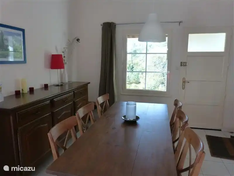 Der Esstisch mit Blick auf den Garten.