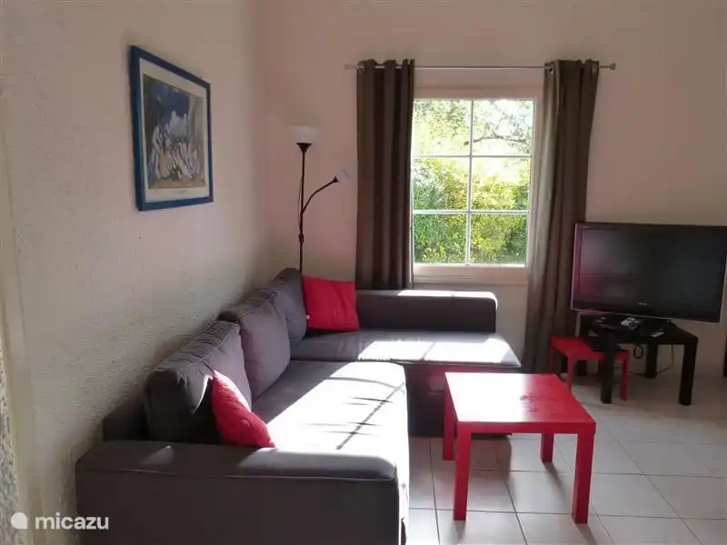 Sitzecke mit Flachbild-TV mit Sat-Anschluss sogar für den niederländischen Kanälen. Darüber hinaus, DVD / CD-Player mit mehreren DVDs.