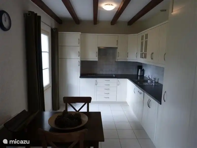 Komplette Küche mit Kühlschrank und Gefrierschubladen, Geschirrspüler, Herd, Mikrowelle, Kaffeemaschine und Senseo. Waschmaschine in einem separaten Raum.