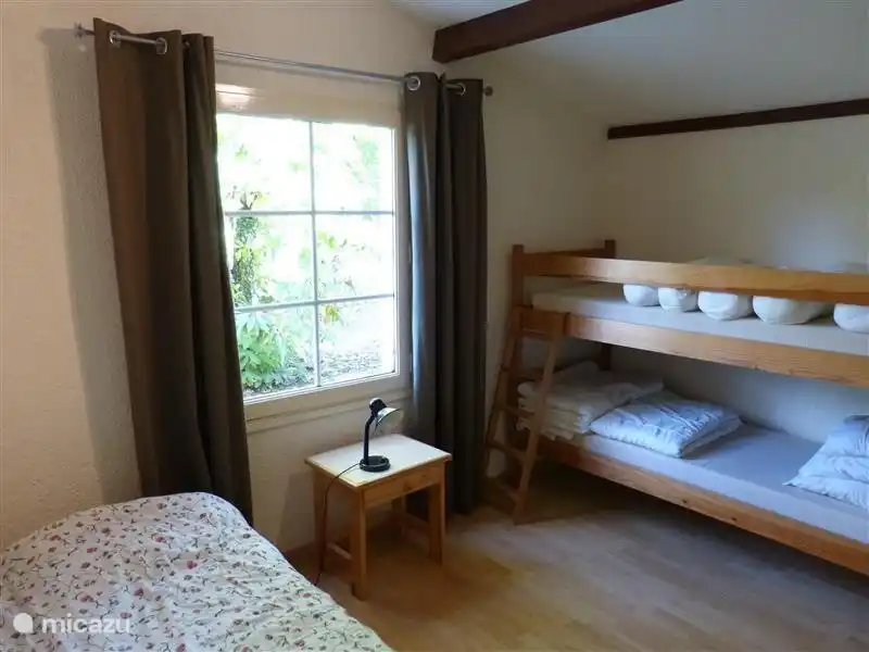 Schlafzimmer 2 mit Etagenbett und Doppelbett 140x200 (noch nicht im Foto), Nachttisch und Wäscheschrank.