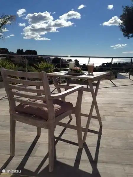 Das Frühstück war gut unter einem strahlenden Himmel.