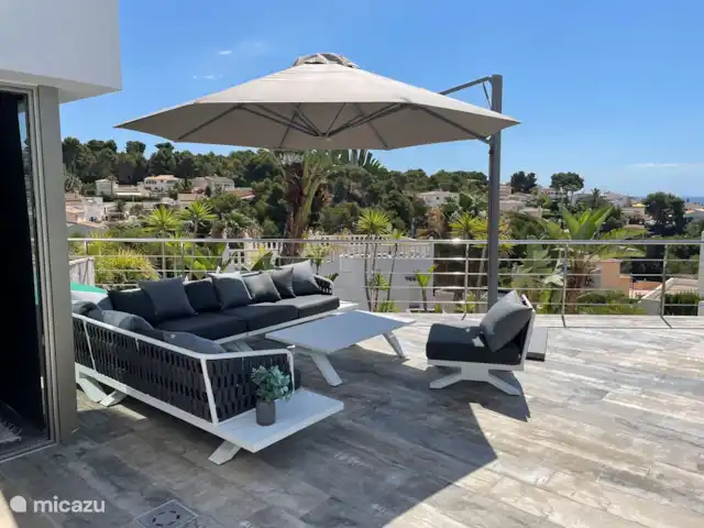 casa la fustera en España, Costa Blanca, Calpe - villa Salón ambientado en la terraza junto a la piscina. Con sombrilla grande, para sentarse al sol oa la sombra con una buena bebida.